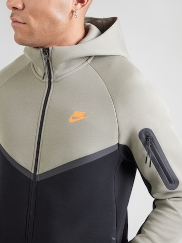 Nike Sportswear - Sudadera con cremallera 'Tech Fleece' en verde