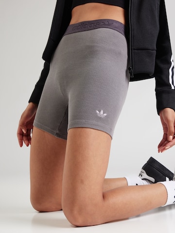 ADIDAS ORIGINALS Skinny Legíny - Sivá: predná strana