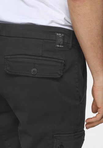 REPLAY Slimfit Cargohose in Schwarz