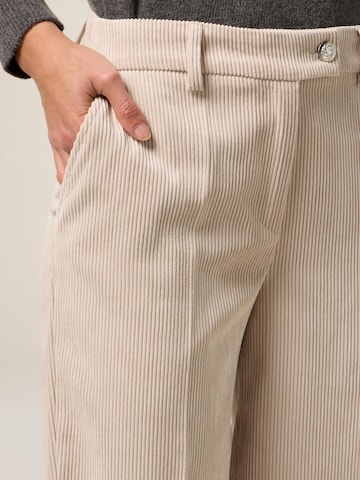 oltre Regular Trousers in Beige