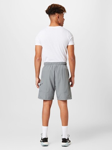 NIKE Loosefit Sportbroek in Grijs