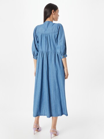 Robe Warehouse en bleu