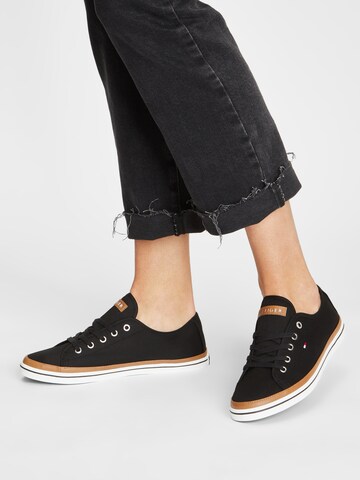 Sneaker low de la TOMMY HILFIGER pe negru: față