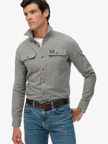 Superdry - Ajuste regular Camisa en gris