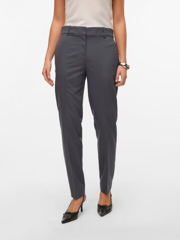 regular Pantaloni con piega frontale 'VMNILA' di VERO MODA in grigio: frontale
