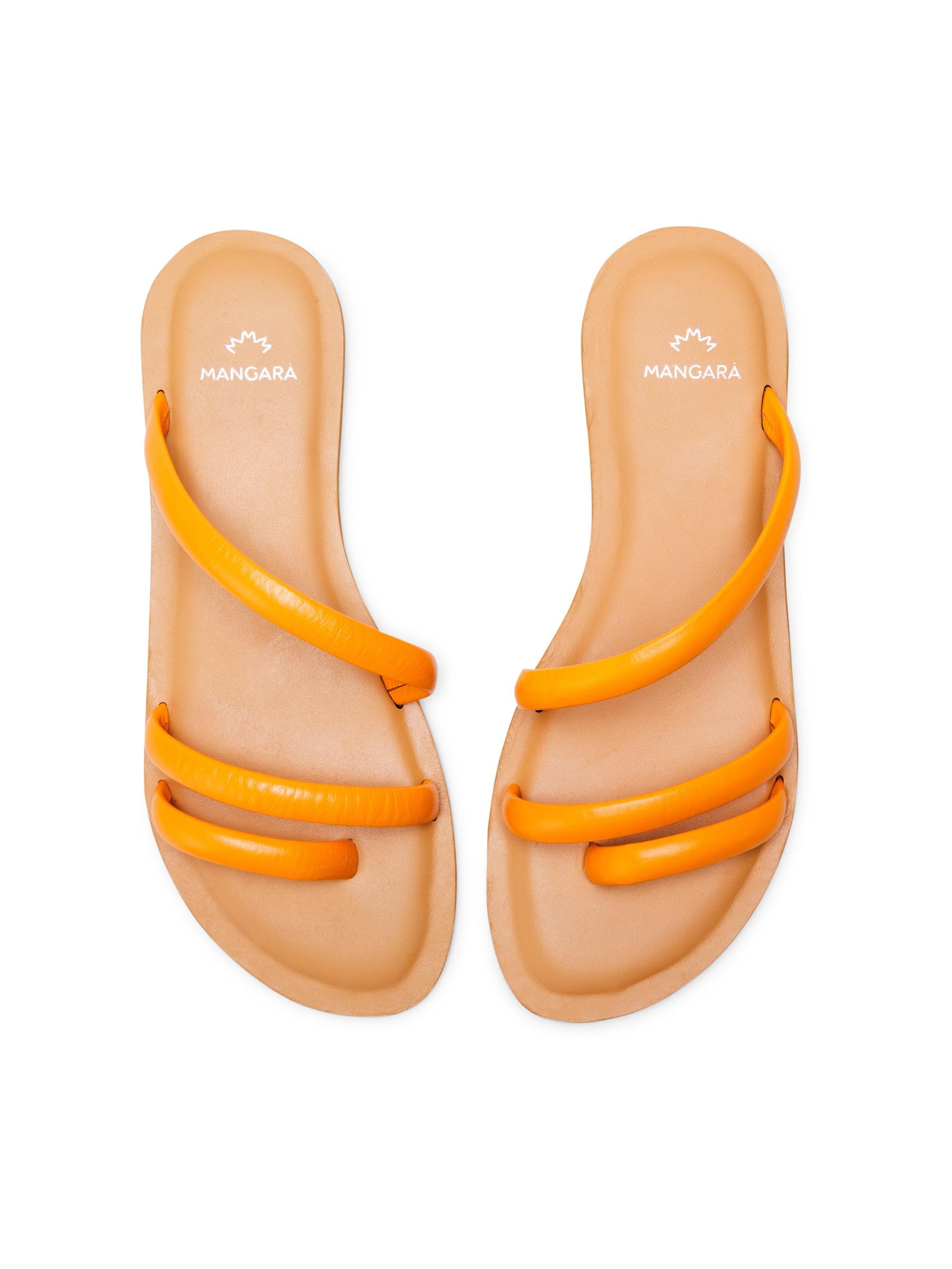 Mangara Atelier - Sandalias con hebilla 'Sandales plates Mangara Cocao en cuir orange' en naranja