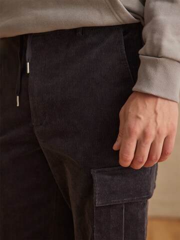 DAN FOX APPAREL Regular Cargo Pants 'Mattis' in Grey