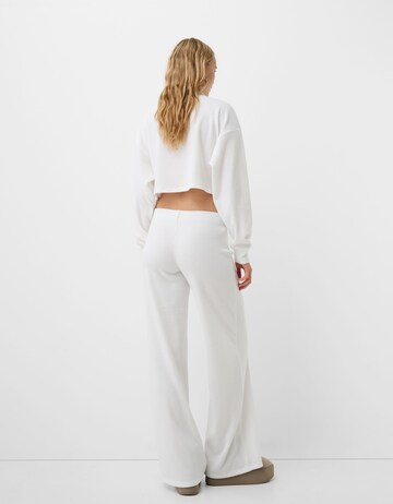 Bershka Zvonové kalhoty Kalhoty – bílá
