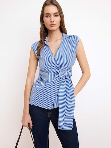 Trendyol Blouse in Blauw: voorkant