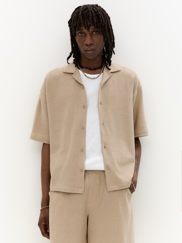 Pull&Bear Comfort fit Srajca | rjava barva: sprednja stran