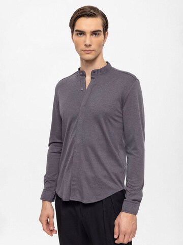 Antioch - Ajuste estrecho Camisa en gris: frente