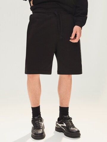 BershkaLoosefit Hlače - crna boja: prednji dio