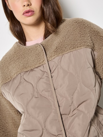 Apricot Contrast Borg Quilted Jacket ' ' in Braun