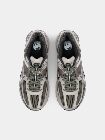 Baskets basses 'ZOOM VOMERO 5' Nike Sportswear en gris