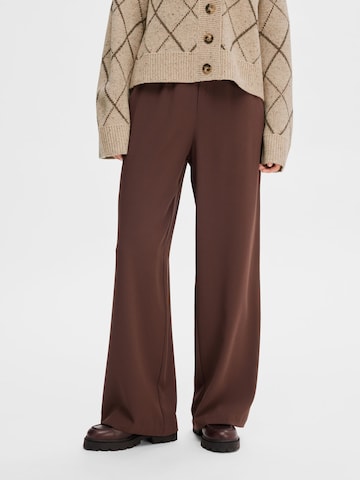 SELECTED FEMME Loose fit Pants 'Tinni' in Brown: front