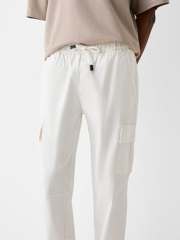 Bershka Tapered Cargobroek in Wit