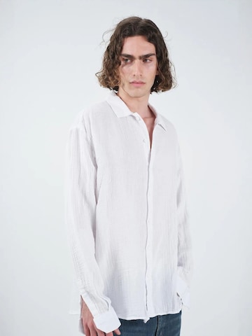 Giesto Comfort fit Button Up Shirt in White: front