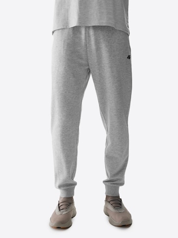 4F - Tapered Pantalón deportivo en gris: frente