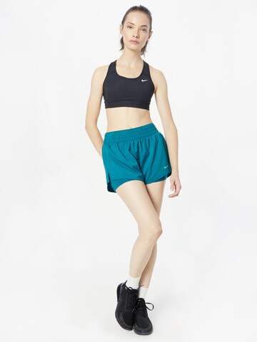 NIKE Regular Sportshorts in Grün