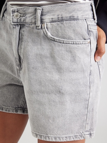 ONLY Regular Shorts 'ONLElla' in Grau