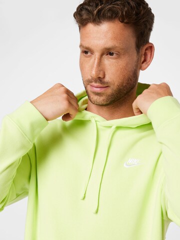 Nike Sportswear - Regular Fit Sweatshirt 'Club Fleece' em amarelo