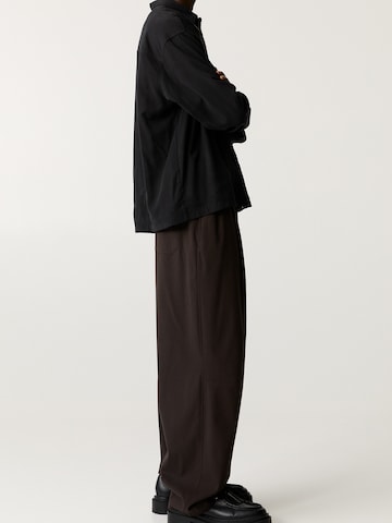 Wide leg Pantaloni con pieghe di Pull&Bear in marrone