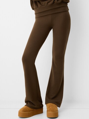 Bershka Flared Broek in Bruin: voorkant
