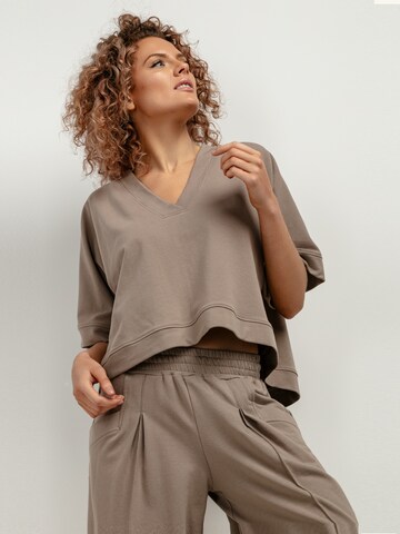 TESSITA Oversized Shirt in Beige: front