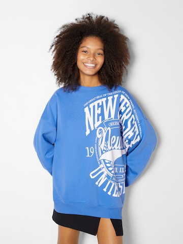 Bershka Sweatshirt in Blue: front