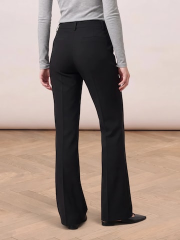 Pantaloni de la noar studios pe negru