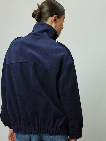 Next Tussenmantel in Blauw