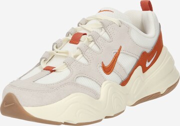 Baskets basses 'TECH HERA' Nike Sportswear en beige : devant