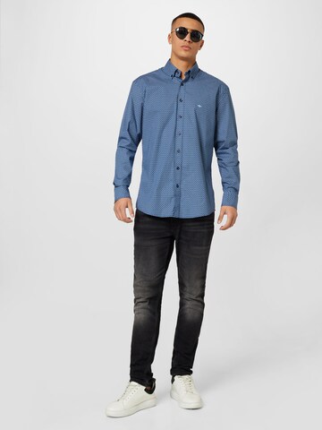 Coupe regular Chemise FYNCH-HATTON en bleu