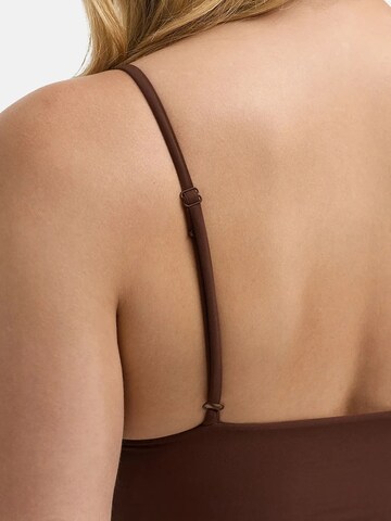 cfab (formerly creamy fabrics) - Top 'Deep Neck Lace Top' en marrón