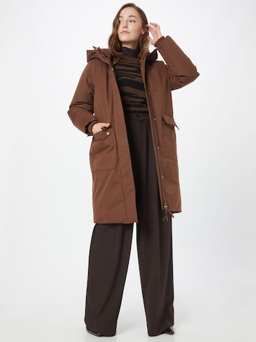 Manteau d’hiver minimum en marron