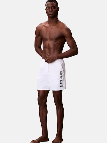 Shorts de bain 'CALVIN KLEIN MEDIUM DRAWSTRING Costumi da bagno' Calvin Klein en blanc