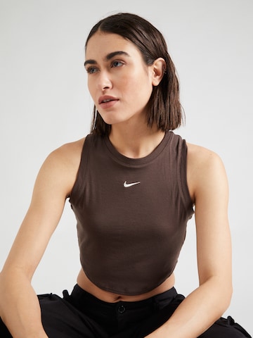 Nike Sportswear Top 'ESSENTIAL' - barna: elől