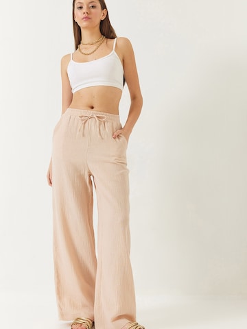 Bianco Lucci Wide leg Trousers in Beige: front