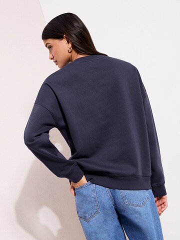 Friends Like These Sweatshirt in Blau