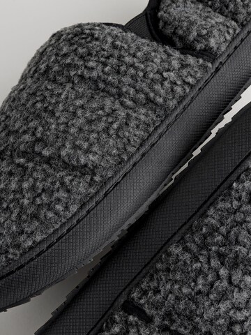 Pantoufle Next en gris