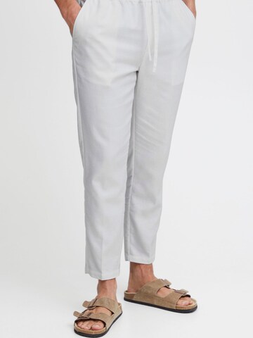 Regular Pantalon ' Pilou ' Casual Friday en blanc : devant