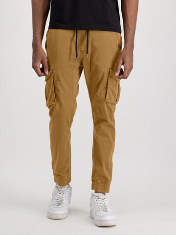 ALPHA INDUSTRIES Tapered Cargobroek in Groen: voorkant