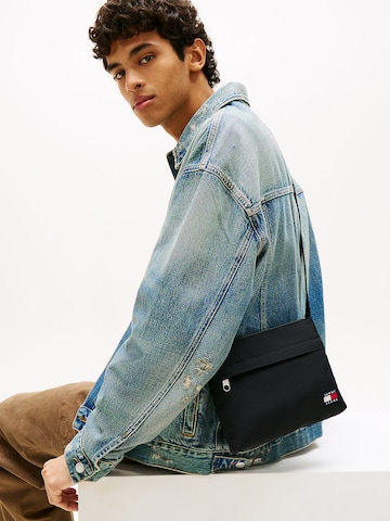 Tommy Jeans Umhängetasche 'Essential' in Schwarz
