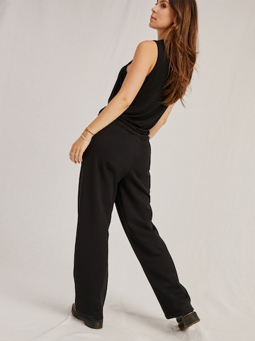 A LOT LESS Szeroka nogawka Spodnie 'May' w kolorze czarny