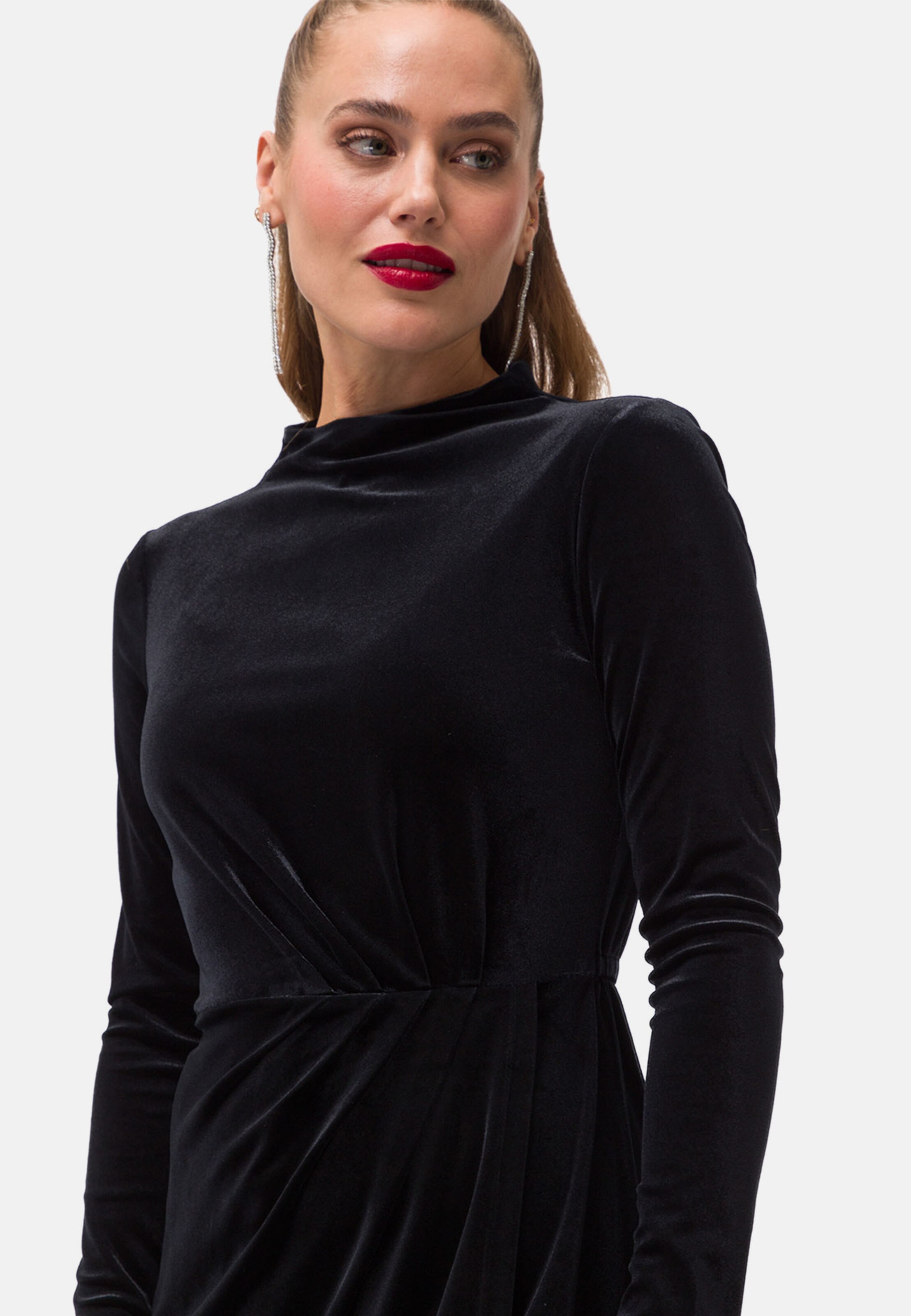 zero Samtkleid mit hohem Kragen in Schwarz