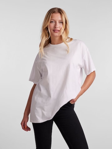 PIECES - Camiseta talla grande 'Rina' en blanco: frente