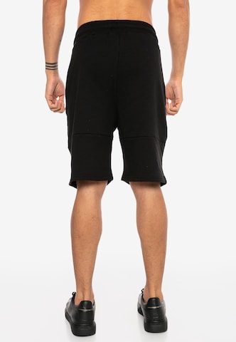 Redbridge Regular Shorts in Schwarz