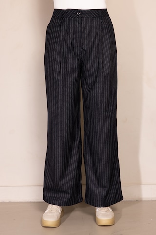 Zhrill Wide leg Pleat-Front Pants in Blue: front
