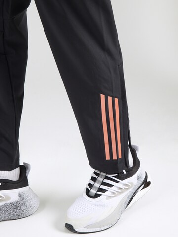 FC BAYERN MÜNCHEN Конический (Tapered) Спортивные штаны 'FCB' в Черный