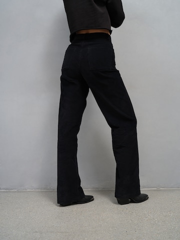 A LOT LESS Wide leg Pants 'Ella' in Black